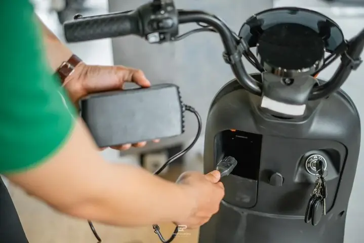 Cách Sạc Xe Đạp Điện Đúng Cách Để Tăng Tuổi Thọ Pin & Đảm Bảo An Toàn