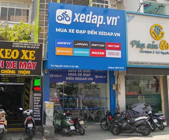 Mặt tiền cửa hàng xedap.vn trên đường Nguyễn Oanh, Gò Vấp, nằm cạnh tiệm sửa xe và tiệm vàng