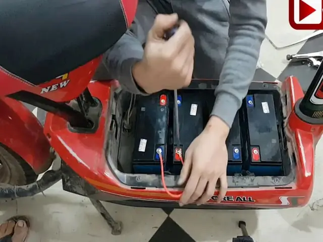 Sạc Xe Đạp Điện Nhấp Nháy: Nguyên Nhân, Cách Khắc Phục & Lưu Ý Quan Trọng Sạc Xe Đạp Điện Nhấp Nháy: Nguyên Nhân, Cách Khắc Phục & Lưu Ý Quan Trọng