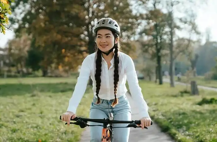 Đi Xe Đạp Có Cần Đội Mũ Bảo Hiểm Không? Quy Định Mới Nhất & Lợi Ích An Toàn Đi Xe Đạp Có Cần Đội Mũ Bảo Hiểm Không? Quy Định Mới Nhất & Lợi Ích An Toàn