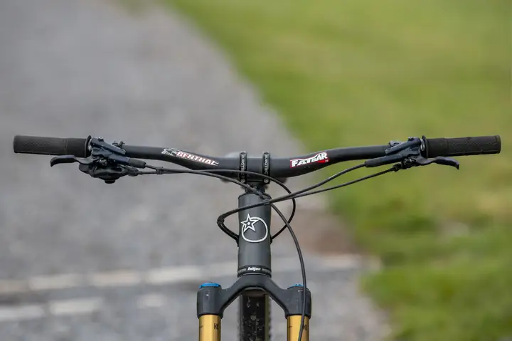 Cách Chọn Mua Ghi Đông Thẳng (flat Bar) Chuẩn Kỹ Thuật: Kích Thước, Chất Liệu, Loại Xe Phù Hợp & Thương Hiệu Uy Tín Cách Chọn Mua Ghi Đông Thẳng (flat Bar) Chuẩn Kỹ Thuật: Kích Thước, Chất Liệu, Loại Xe Phù Hợp & Thương Hiệu Uy Tín