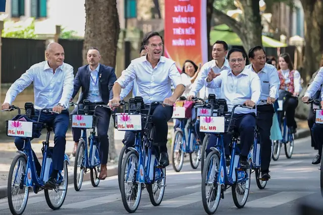Thủ Tướng Hà Lan Mark Rutte: Hành Trình Xe Đạp Đi Làm Và Những Câu Chuyện Thú Vị