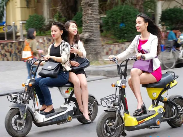 Xe Đạp Điện Có Bắt Buộc Đội Mũ Bảo Hiểm Không? Quy Định Mới Nhất 2025 & Mức Phạt