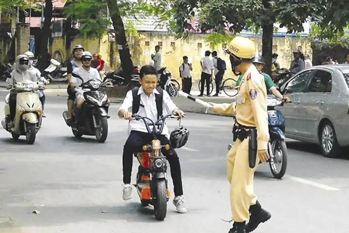 Xe Đạp Điện Có Bắt Buộc Đội Mũ Bảo Hiểm Không? Quy Định Mới Nhất 2025 & Mức Phạt