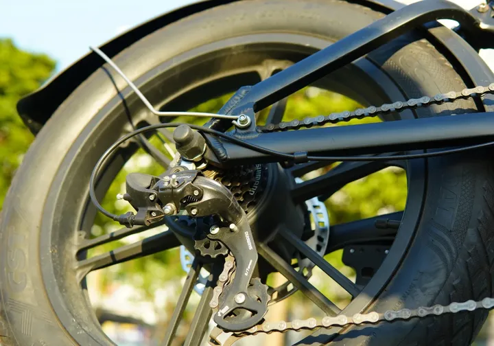 Lốp sau xe đạp điện cần bơm đủ áp suất vì xe nặng