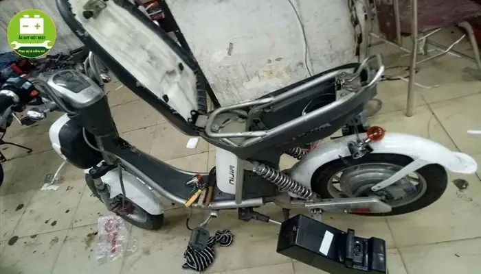 Cách Phục Hồi Ắc Quy Xe Đạp Điện Tại Nhà: Hướng Dẫn Chi Tiết 2 Trường Hợp Sunfat & Cạn Nước (+ Khi Nào Nên Thay Mới) Cách Phục Hồi Ắc Quy Xe Đạp Điện Tại Nhà: Hướng Dẫn Chi Tiết 2 Trường Hợp Sunfat & Cạn Nước (+ Khi Nào Nên Thay Mới)