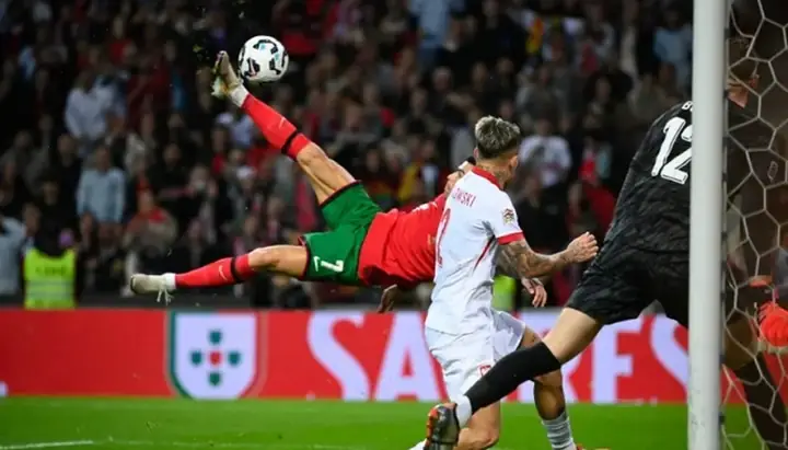 Xem Siêu Phẩm Xe Đạp Chổng Ngược Của Ronaldo: Nổi Tiếng Từ Trận Nào?